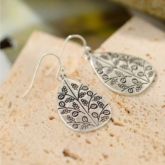 Source Unknown Jewelry - Silver Leaf Vine Teardrop Earrings NWOT dangle